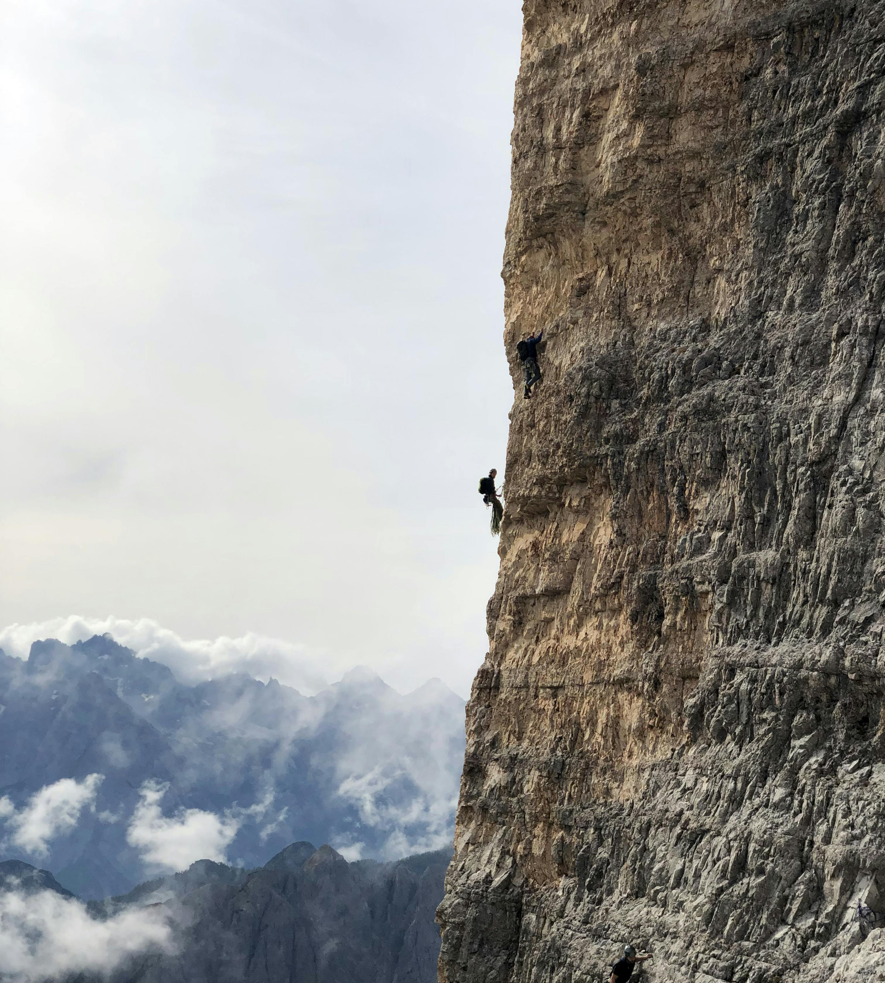 Arrampicata sportiva su parete rocciosa in montagna
