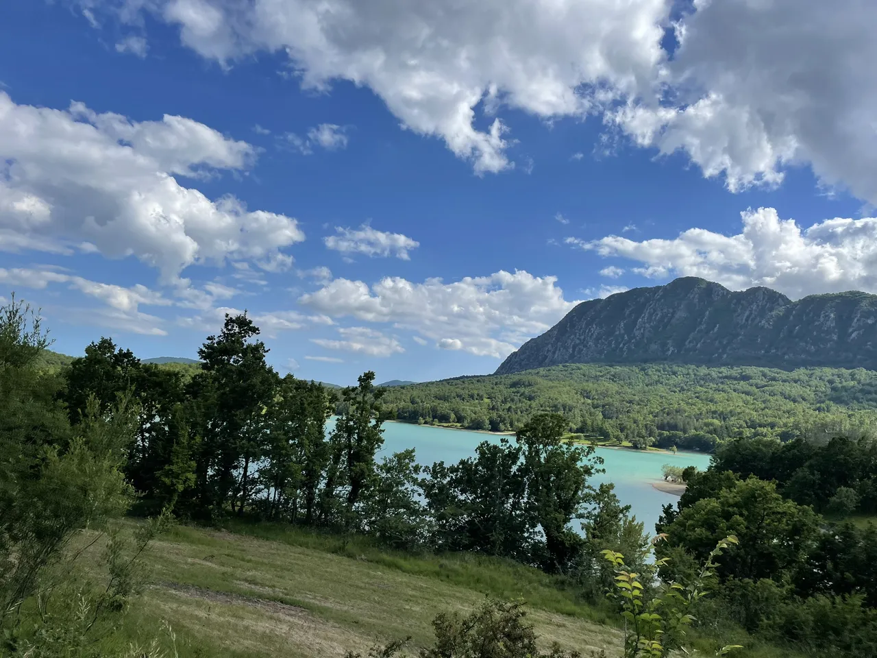 Lago di Castel San Vincenzo – Acqua turchese e natura
