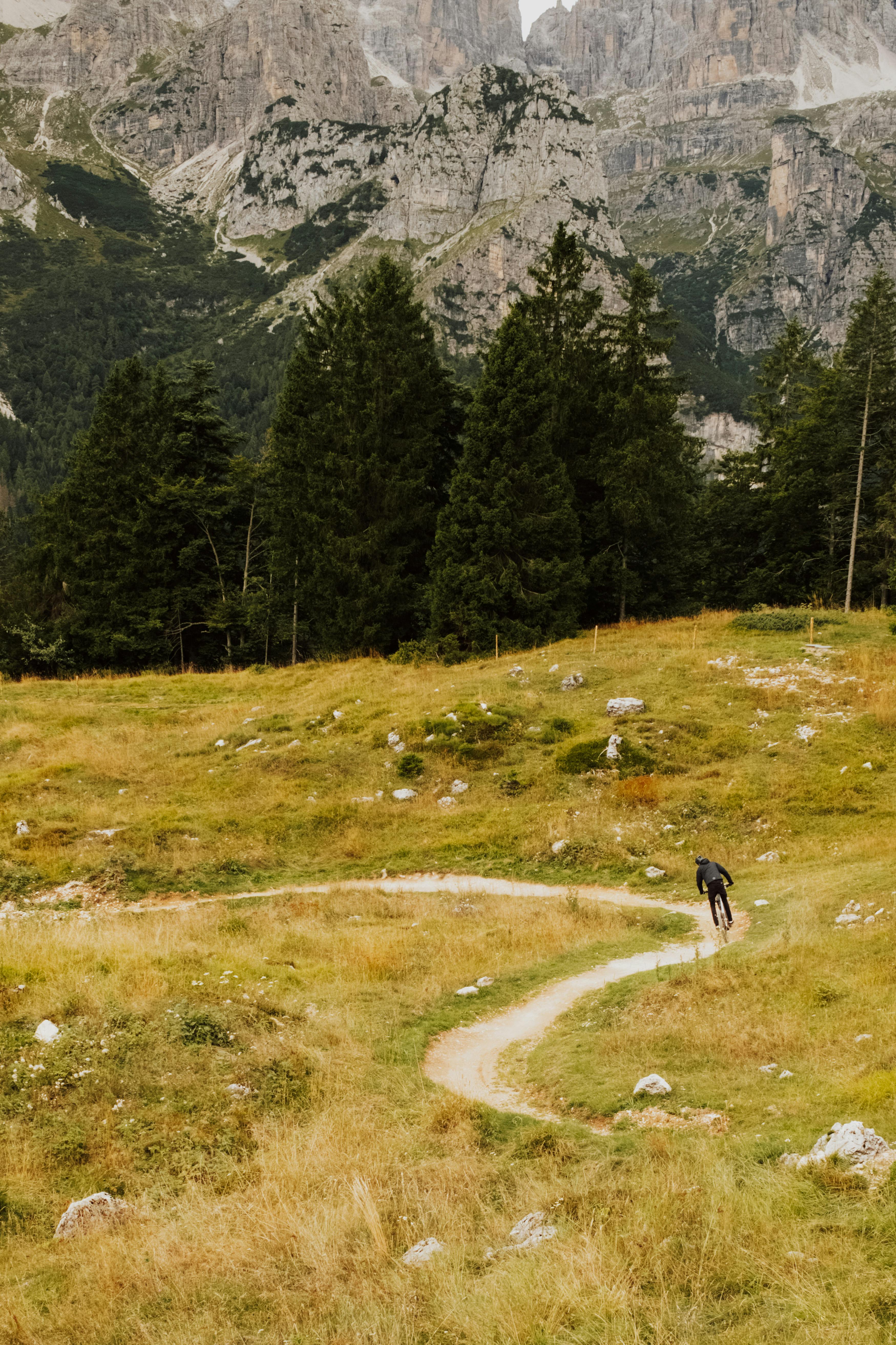 Ciclista in mountain bike su percorso sterrato di montagna