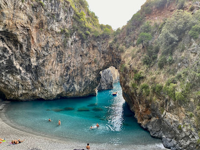 Il magnifico arco di roccia naturale di Arcomagno a San Nicola Arcella