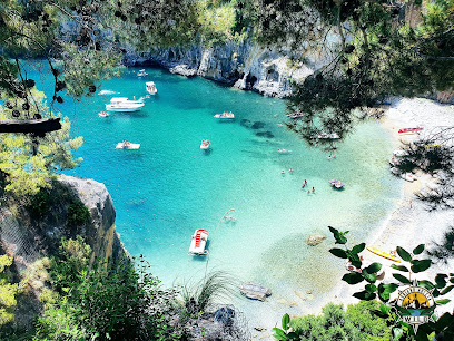 Acque verde smeraldo e scogliere a picco della Baia del Buon Dormire nel Cilento