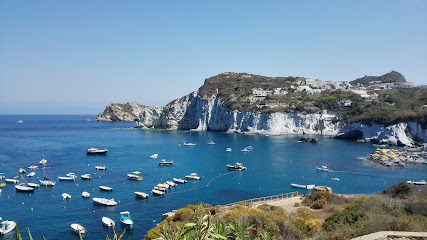 L'imponente falesia a mezzaluna della spiaggia di Chiaia di Luna a Ponza