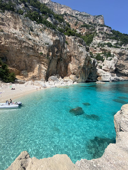Acque trasparenti e sassolini bianchi di Cala Mariolu in Sardegna