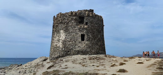 La famosa spiaggia La Pelosa a Stintino con torre aragonese sullo sfondo