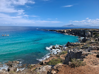 Le scogliere e il mare blu di Cala Rossa a Favignana