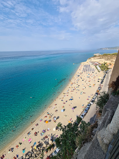 Spiaggia e santuario di Santa Maria dell'Isola a Tropea in Calabria