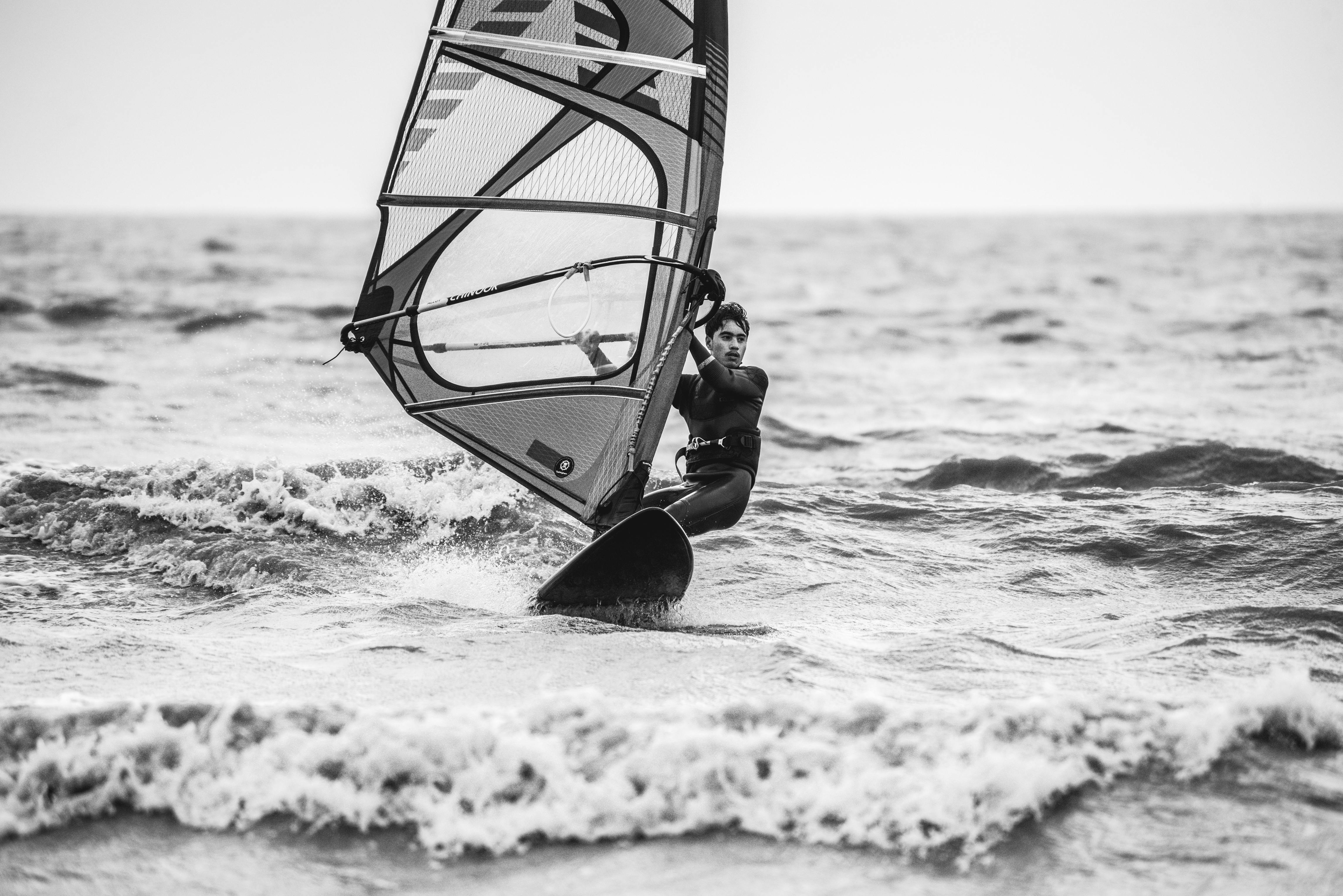 Attrezzatura per windsurf e kitesurf in mare